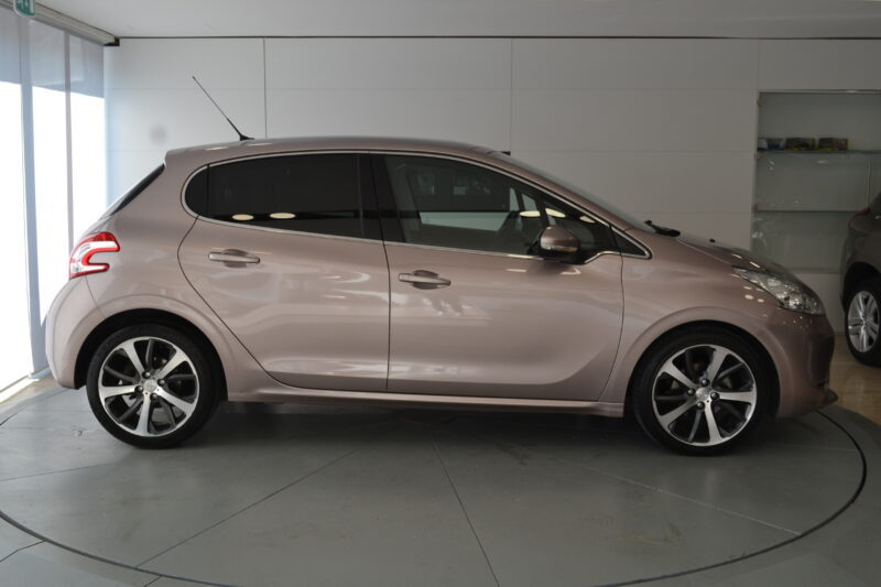 PEUGEOT 208 1.6 HDi Allure 114