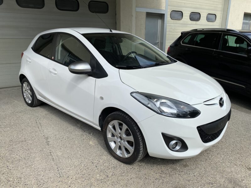 MAZDA 2 2015