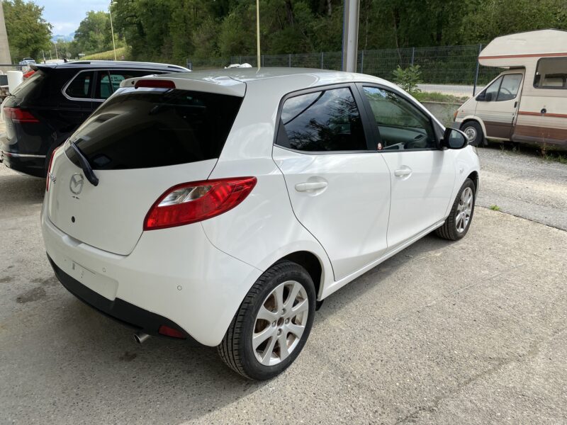 MAZDA 2 2015