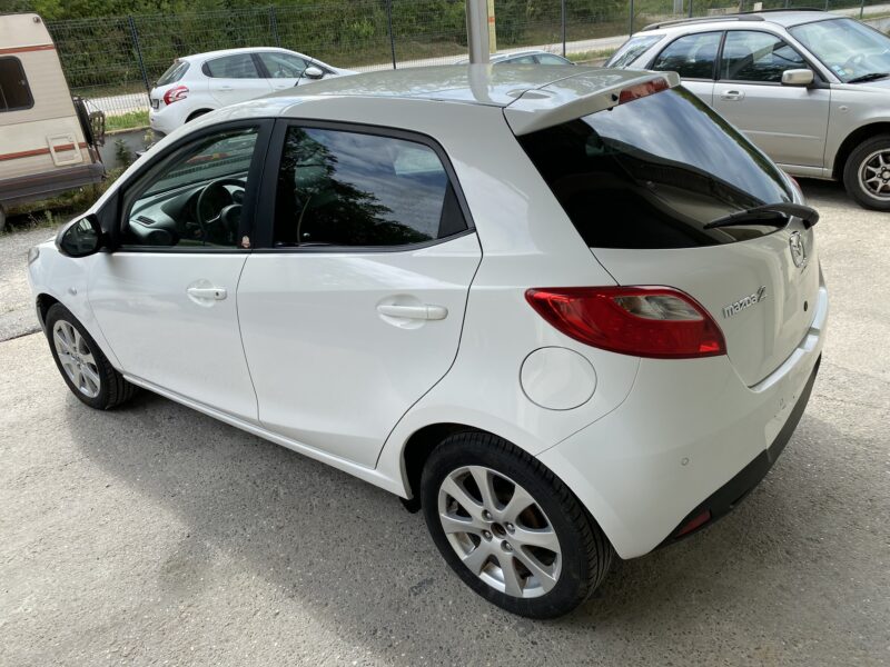 MAZDA 2 2015