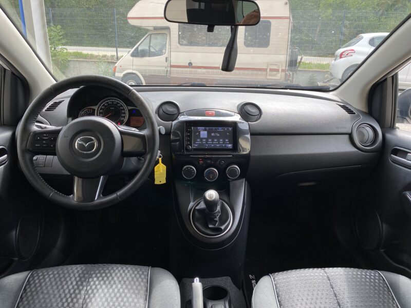 MAZDA 2 2015