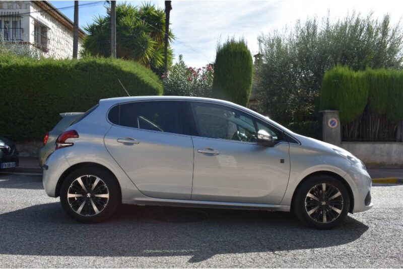 Faible km Peugeot 208 Tech édition 1.2L Citadine très faible consommation 