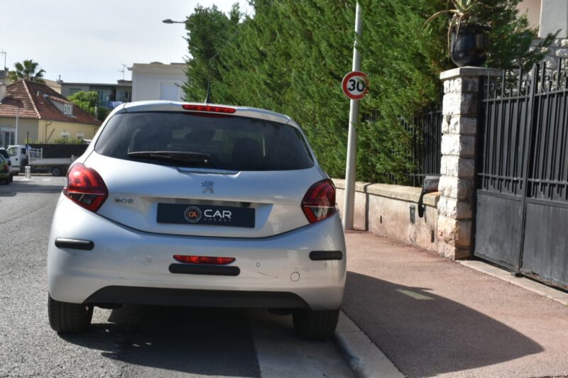 Faible km Peugeot 208 Tech édition 1.2L Citadine très faible consommation 