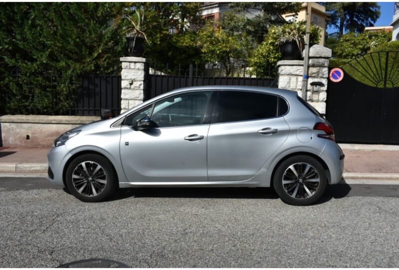 Faible km Peugeot 208 Tech édition 1.2L Citadine très faible consommation 