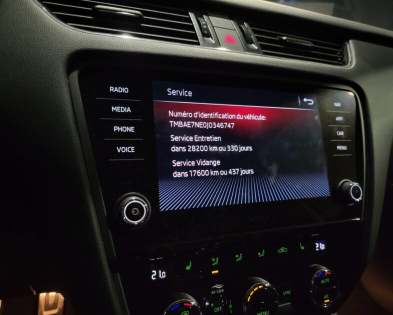 SKODA OCTAVIA III 2018 RS 230 cv TOIT OUVRANT CARPLAY VOLANT CHAUFANT 