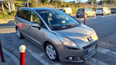 PEUGEOT 5008 2012