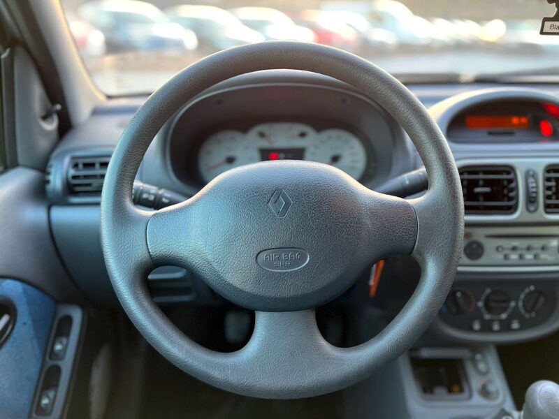 RENAULT CLIO II 1.2 ESS  2000 PAYEZ EN 4X