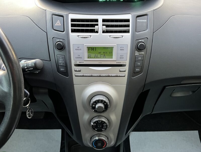 TOYOTA YARIS II 1.3 VVTi 87 Cv BOITE AUTOMATIQUE / 5 PORTES CLIMATISATION BLUETOOTH - Garantie1an