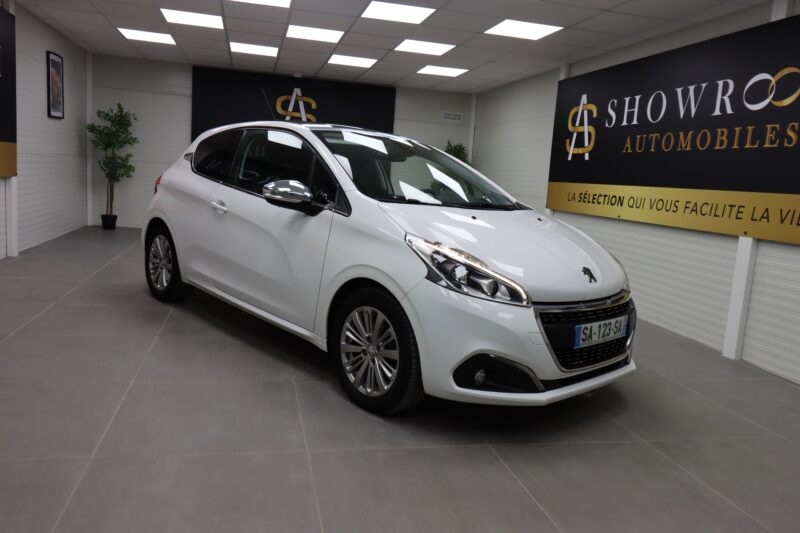 PEUGEOT 208 2015