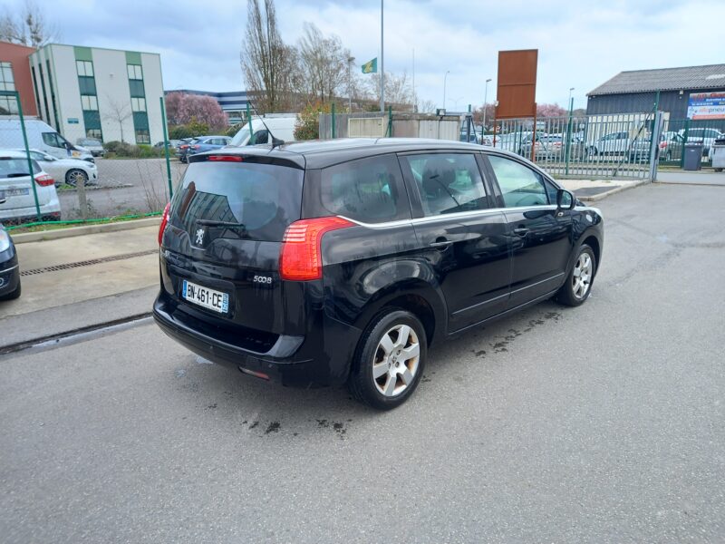 PEUGEOT 5008 2011