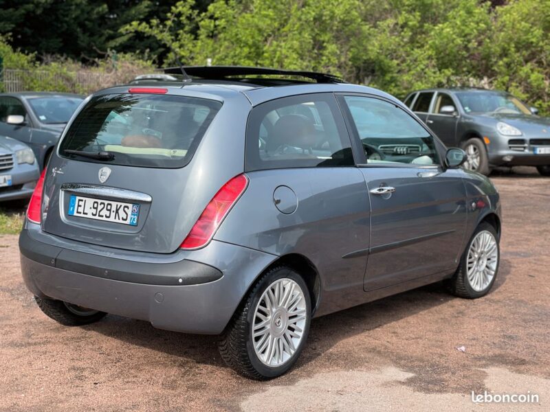 Lancia Ypsilon 1,4L 95CV / Double Toit Pano Ouvrant / Cuir / Bluetooth Audio / Paiement 4X Possible