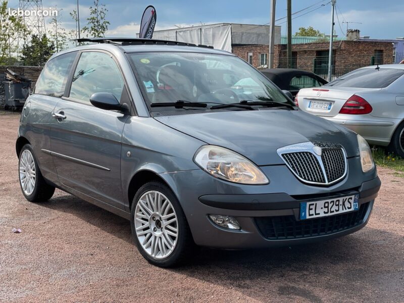 Lancia Ypsilon 1,4L 95CV / Double Toit Pano Ouvrant / Cuir / Bluetooth Audio / Paiement 4X Possible