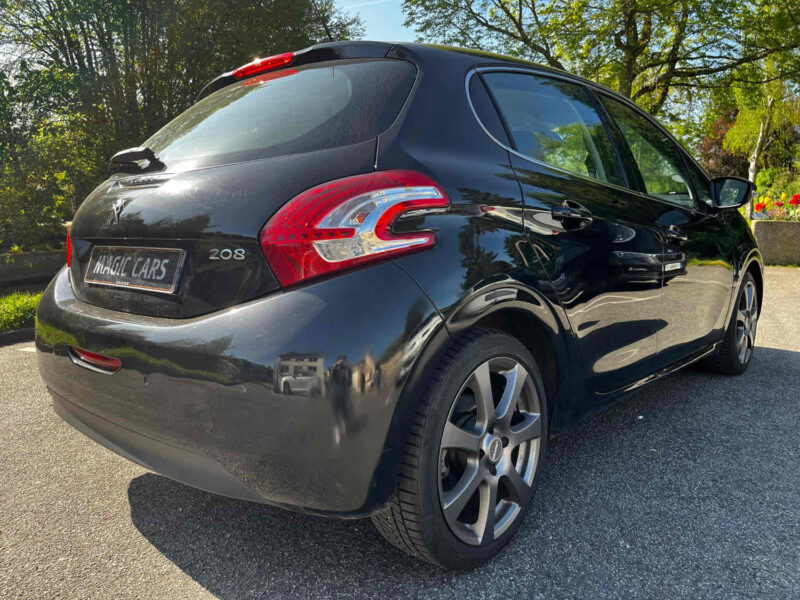 PEUGEOT 208 2015