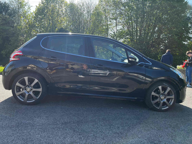 PEUGEOT 208 2015