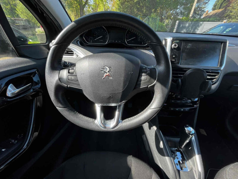 PEUGEOT 208 2015