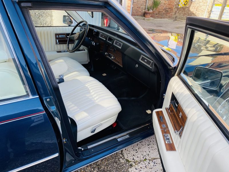 CADILLAC SEVILLE A trois volumes 1976