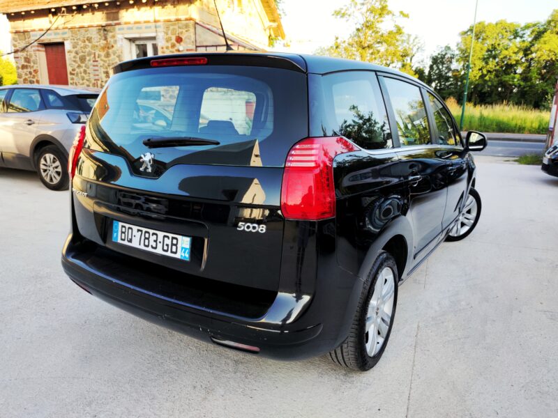 PEUGEOT 5008 2011