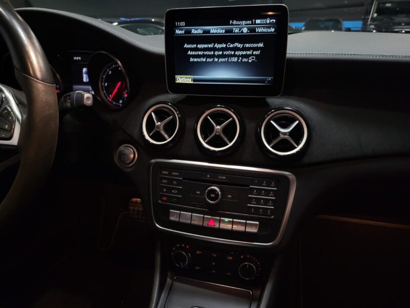 200d 136 cv WHITE ART EDITION / CARPLAY / TOIT OUVRANT / SIEGES CHAUFFANT