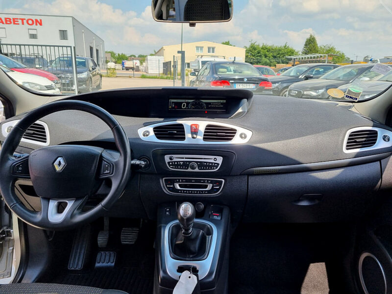 RENAULT SCÉNIC III 1.9 dCi 130 DYNAMIQUE