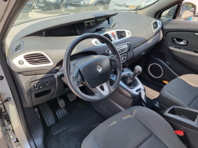 RENAULT SCÉNIC III 1.9 dCi 130 DYNAMIQUE