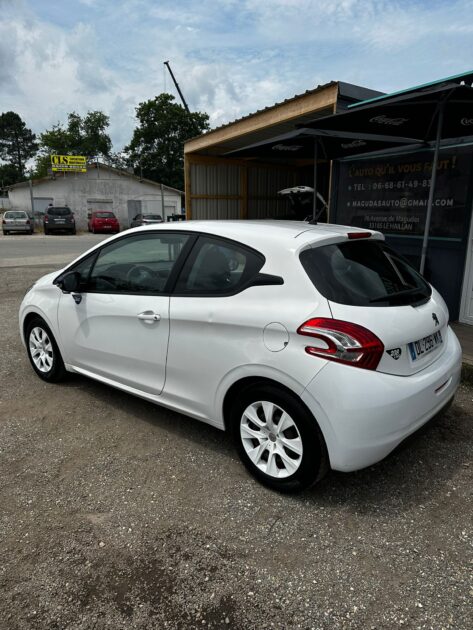 PEUGEOT 208  2014