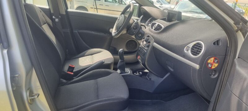 RENAULT CLIO III 2012 TOMTOM