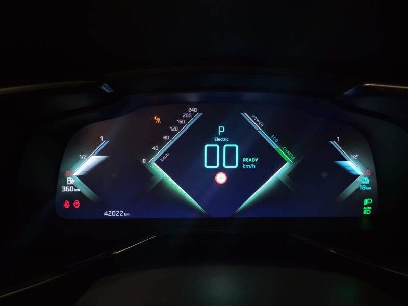 E-tense 1.6 THP Hybrid 200 cv RIVOLI / CAMERA 360 / CARPLAY / SIEGES CHAU-CLIM-MASSANT