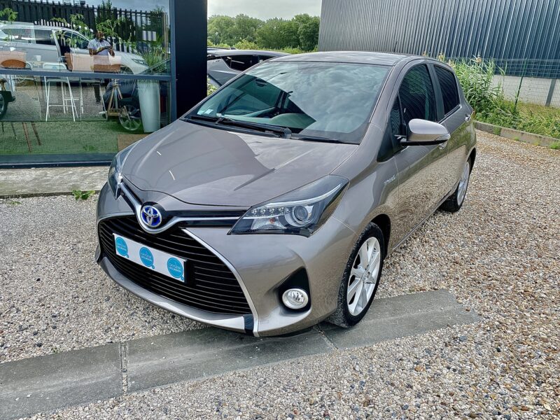 TOYOTA YARIS HYBRID ATTITUDE 2015