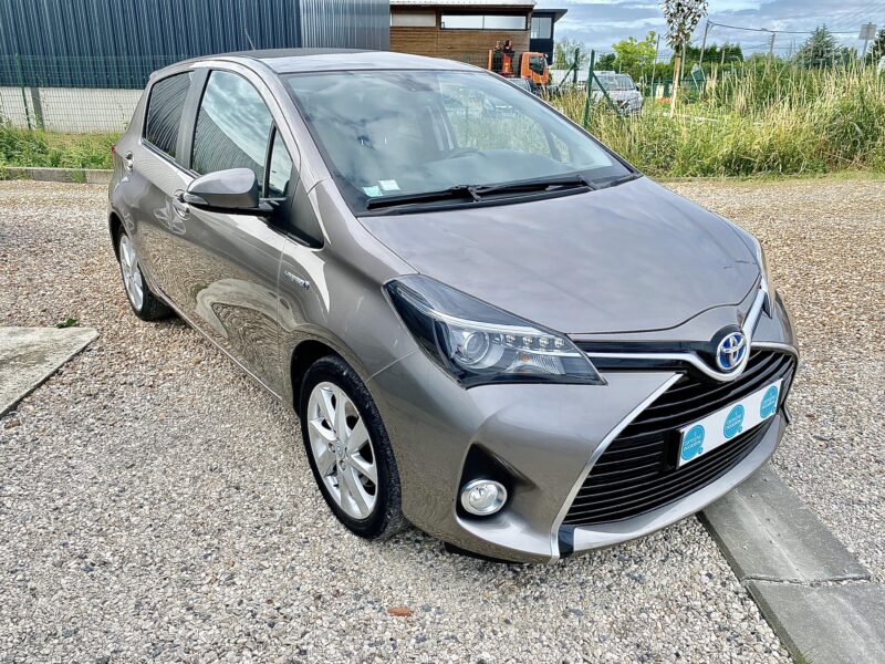 TOYOTA YARIS HYBRID ATTITUDE 2015