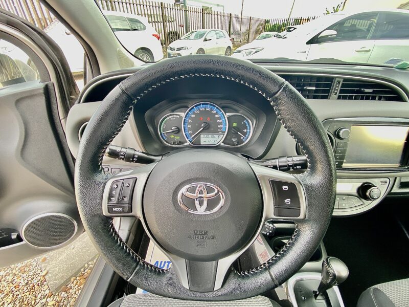 TOYOTA YARIS HYBRID ATTITUDE 2015