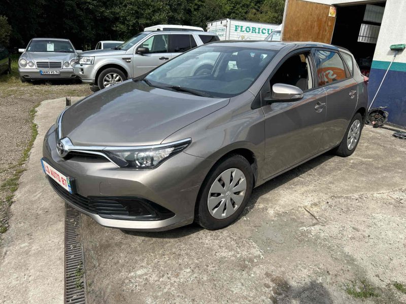 TOYOTA  AURIS 2016