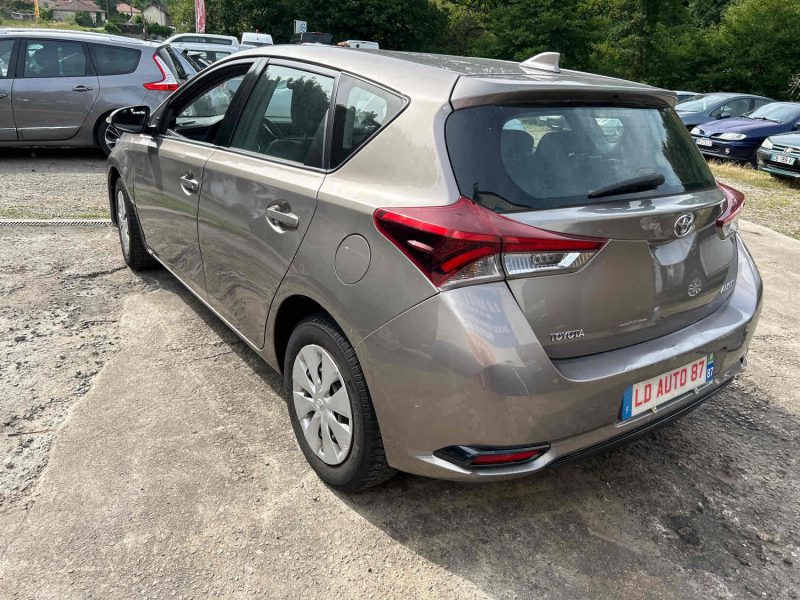 TOYOTA  AURIS 2016