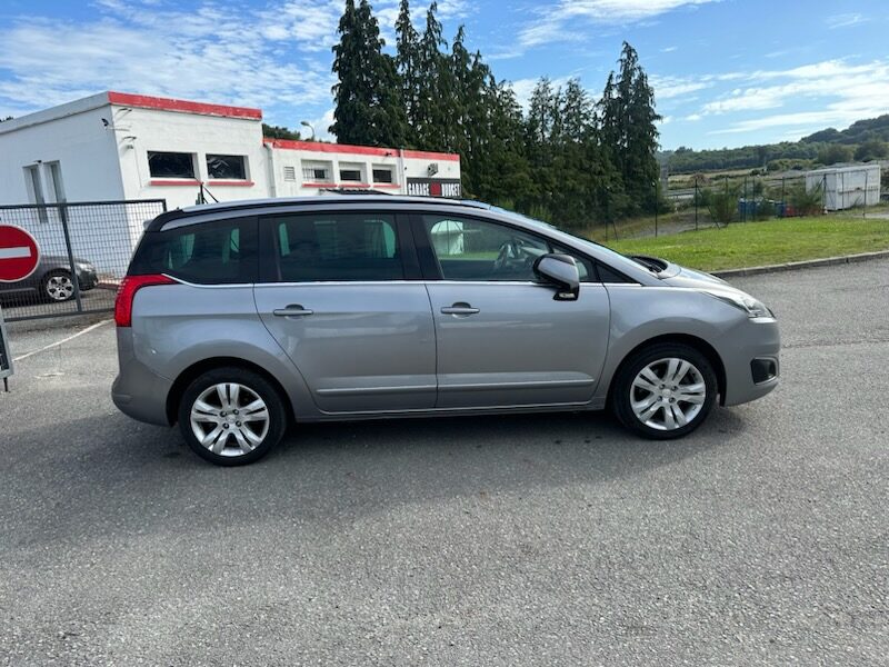 PEUGEOT 5008 2015