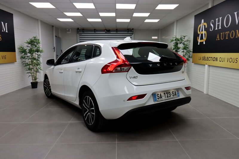 VOLVO V40 2016