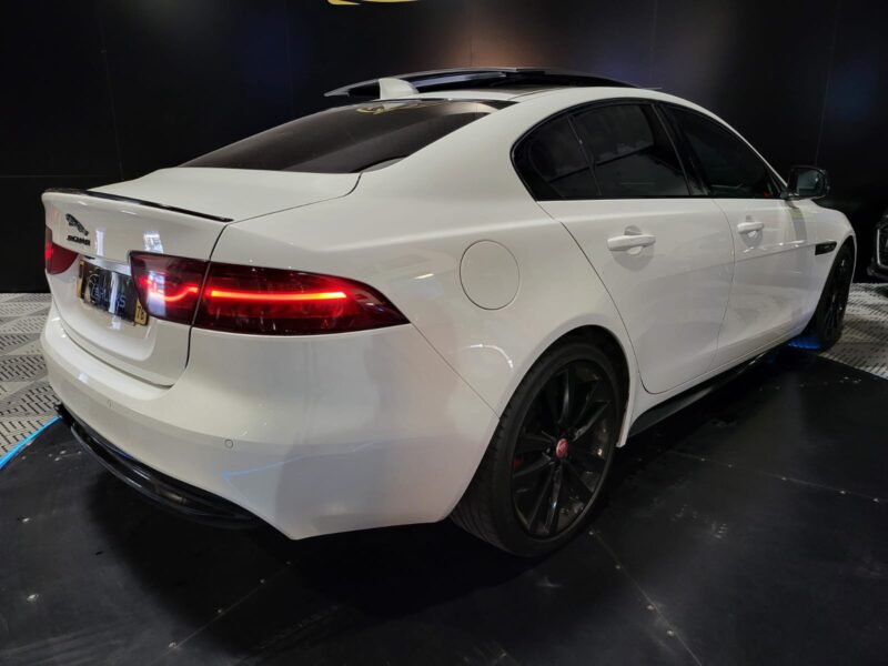 JAGUAR XE 2.0d 180cv R-Sport BVA // TOIT OUVRANT/SIEGES CHAUFFANTS/CAMERA DE RECUL