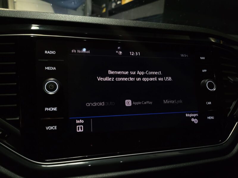 VOLKSWAGEN T-ROC 1.5 TSI 150cv R-Line BVM6 // APPLE CARPLAY/DETECTION ANGLES MORTS/CAMERA