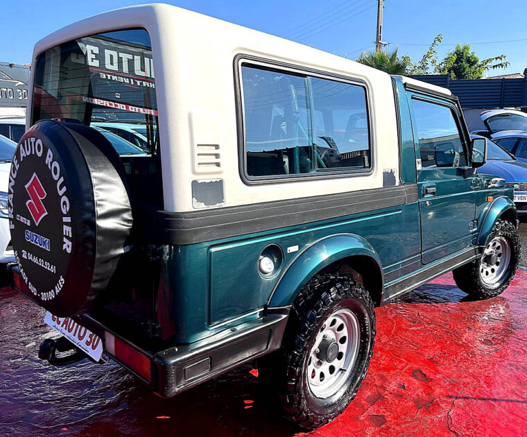 SUZUKI SAMURAI Véhicule tout terrain fermé 2002