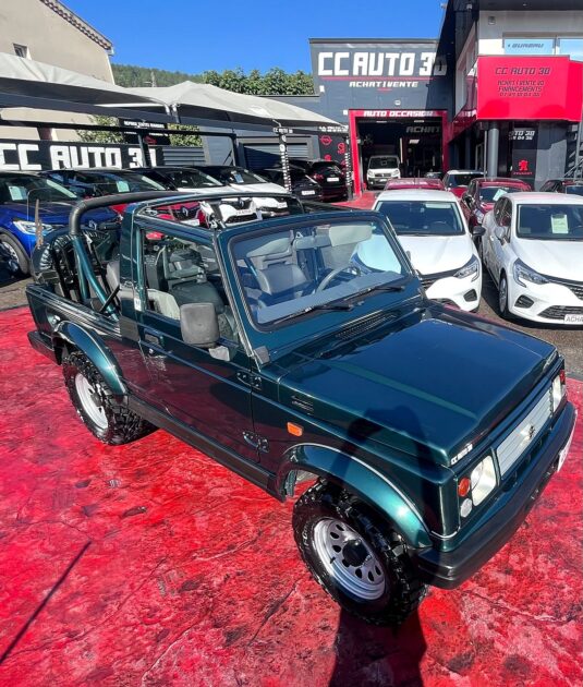 SUZUKI SAMURAI Véhicule tout terrain fermé 2002