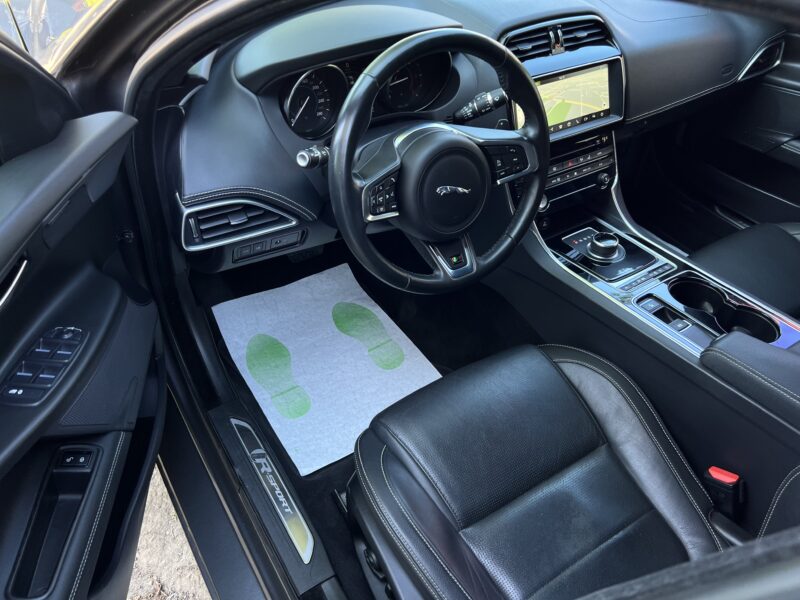 JAGUAR XE R-SPORT 2.0 D 180 Cv 4WD TOIT OUVRANT APPLE CARPLAY & ANDROID CAMERA - Garantie 6 Mois