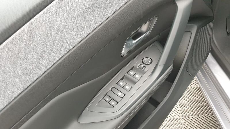 Peugeot 308 nouvelle 1.2 puretech 130cv eat8 allure pack + sieges chauffants recharge smartphone