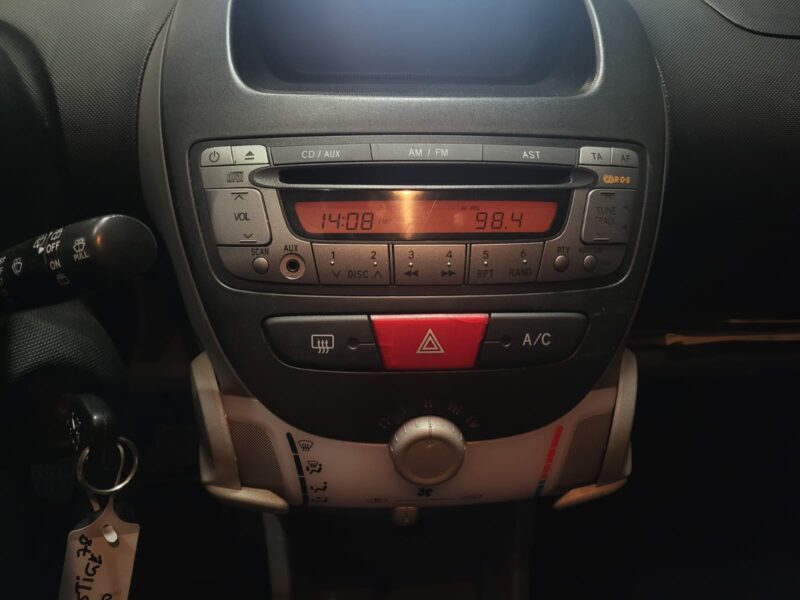 PEUGEOT 107 1.0 12V 68cv Trendy 3p // CLIMATISATION/PRISE AUX/RADIO CD MP3