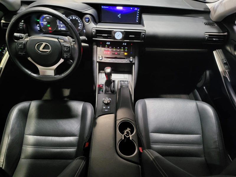 LEXUS IS 300h Hybrid 2.5i 223 181cv Luxe CVT // CAMERA DE RECUL/SIEGES CHAUFFANTS/PHARES LEDS