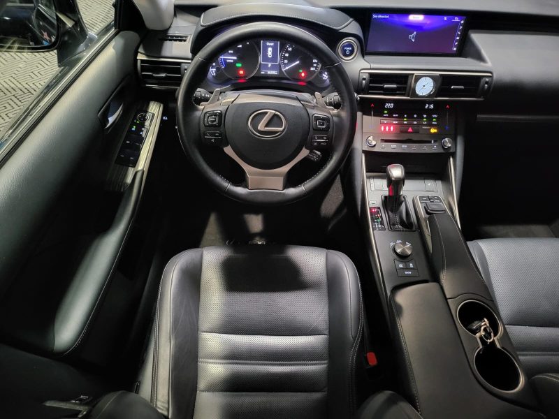 LEXUS IS 300h Hybrid 2.5i 223 181cv Luxe CVT // CAMERA DE RECUL/SIEGES CHAUFFANTS/PHARES LEDS