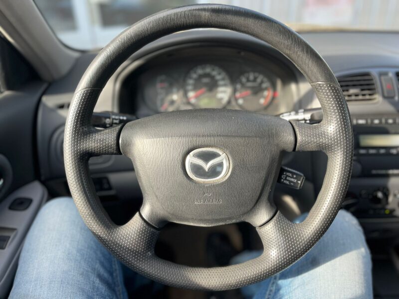 MAZDA 323 2001