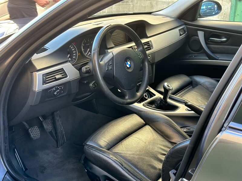 BMW SERIE 3 320I PAYEZ EN 4 X 