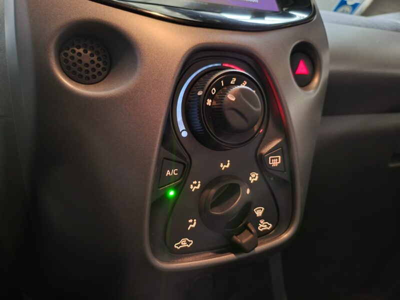 TOYOTA AYGO 1.0 VVTi 72CH X-PLAY X-SHIFT / APPLE CARPLAY+CAMERA