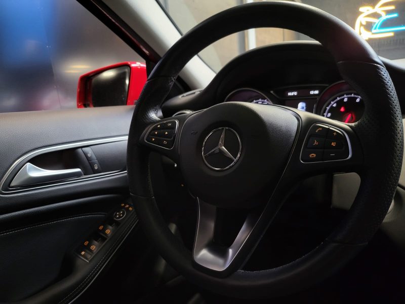 MERCEDES GLA 200 i 156cv SENSATION BVM6 TOIT OUVRANT / SIEGES BAQUET CHAUFFANT / GRAND GPS