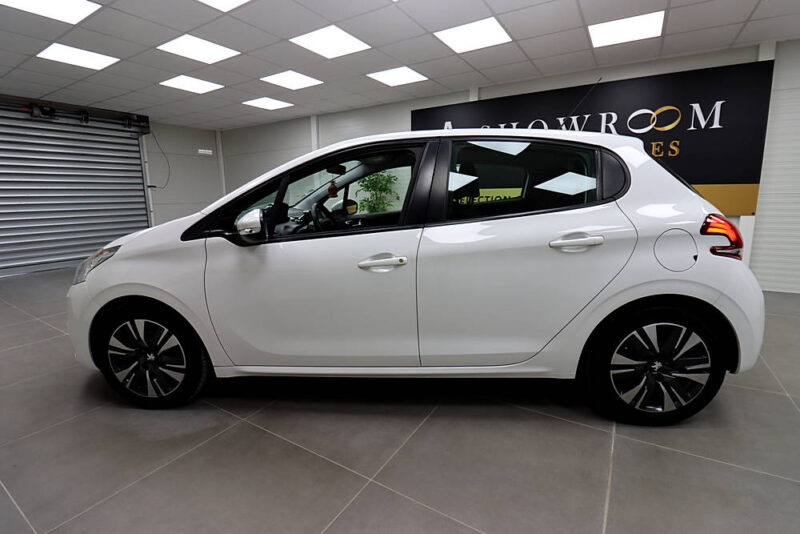 PEUGEOT 208 2018