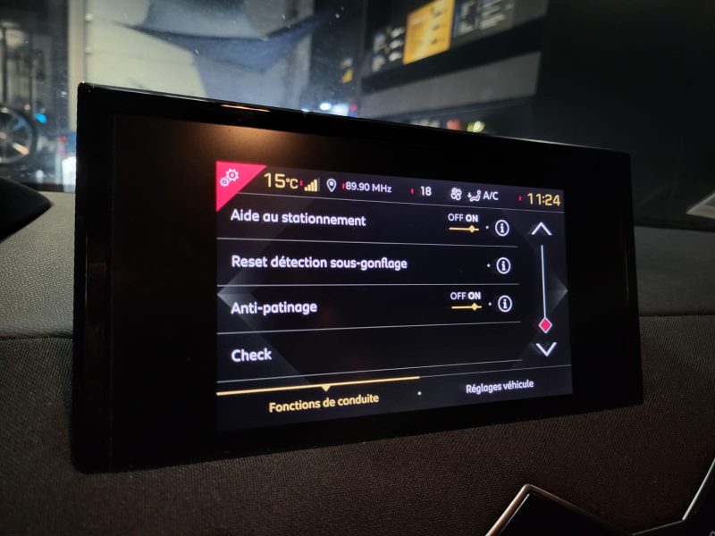 DS DS3 CROSSBACK 1.2 PureTech 130cv Montmartre EAT // APPLE CARPLAY/CAMERA DE RECUL/DETECTION ANGLES