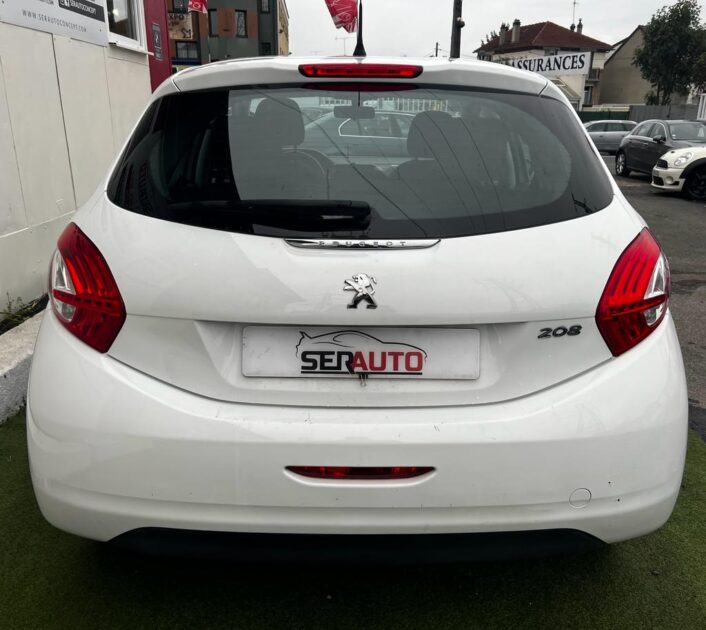 PEUGEOT 208 2015